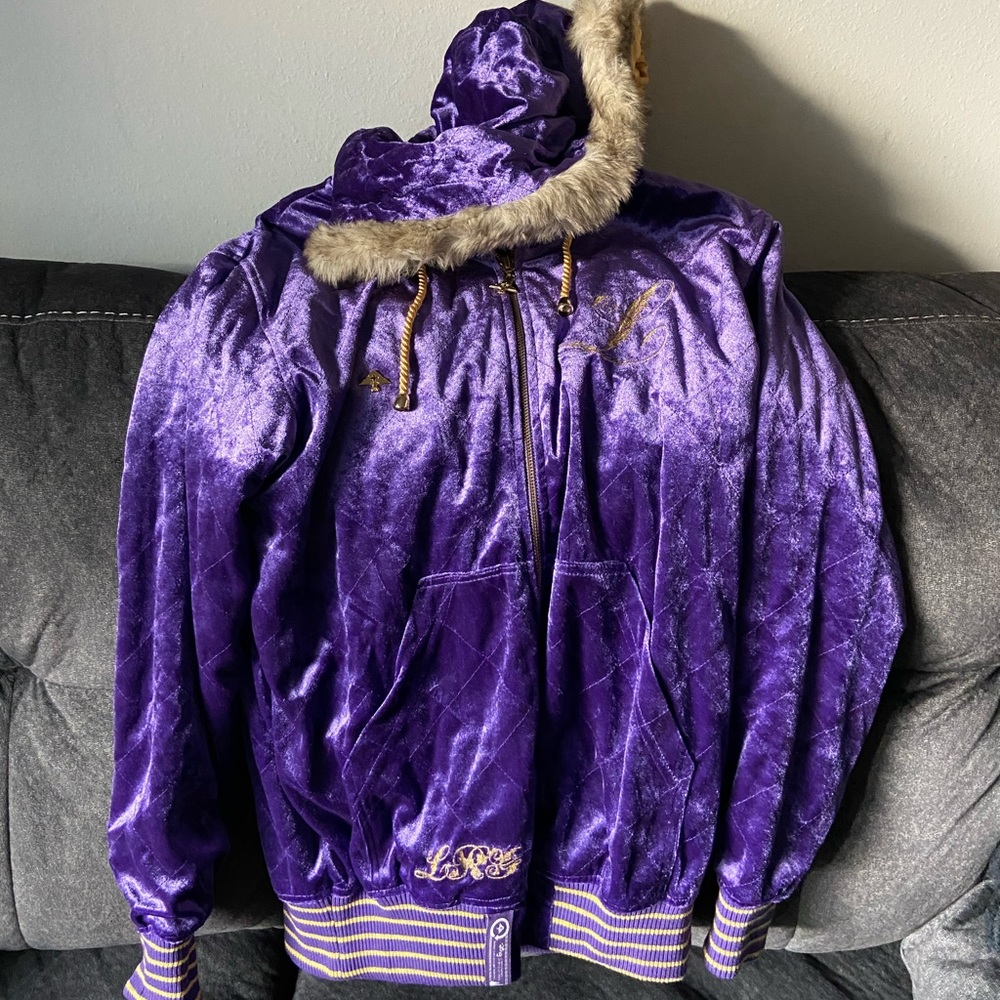 LRG Suede W/ Fur Trim. Excellent quality. Never worn. Lakers inspired. Size S.